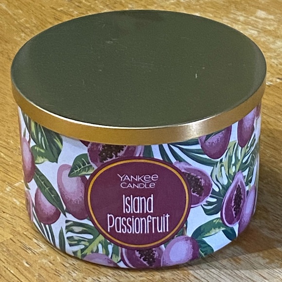Yankee Candle Island Passionfruit 18 oz Candle